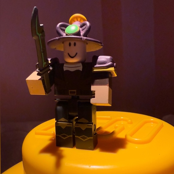 Roblox Dungeon Quest Industrial Mage Armor Figure - Picture 3 of 12